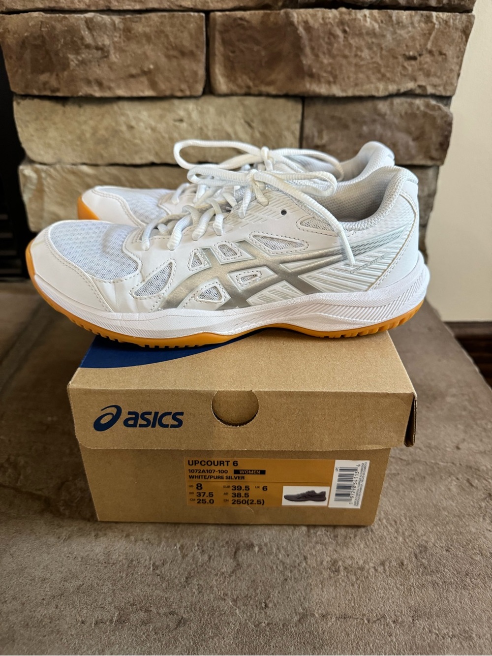 ASICS Upcourt 6 Women’s Volleyball shoes - size 8 - great condition! - Picture 3 of 6